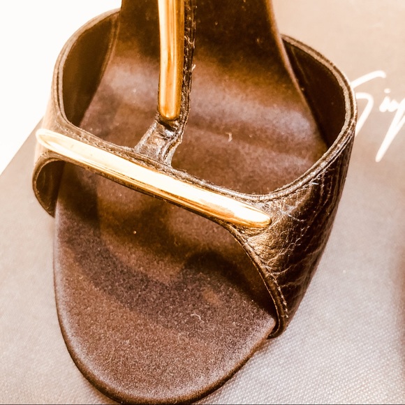 UNWORN Giuseppe Zanotti Black & Gold Pumps - Picture 6 of 8